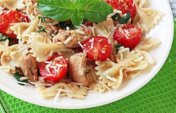 Рецепт 
                Паста фарфалле с тунцом и помидорами черри
            