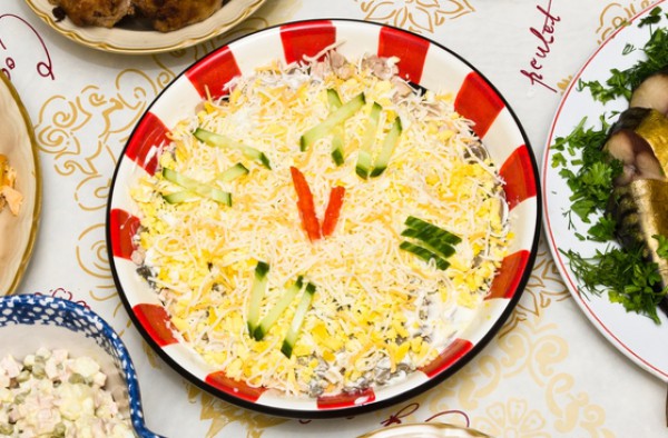 Рецепт 
                Праздничный салат Новогодние часы
            