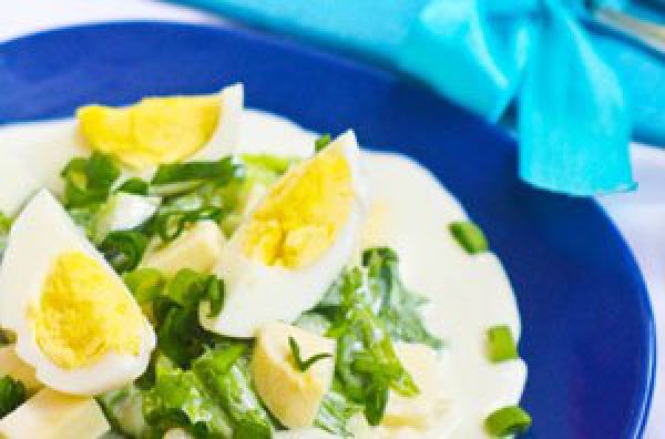 Рецепт 
                Яичный салат с брынзой, зеленью и огурцами
            