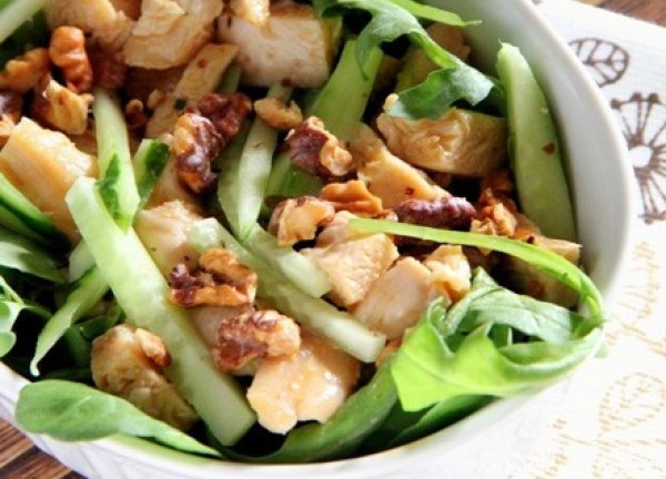Рецепт 
                Овощной салат с курицей и орехами
            