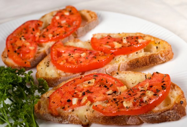 Рецепт 
                Брускетта с помидорами и сыром
            