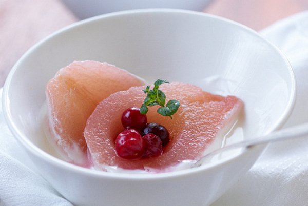 Рецепт 
                Легкий завтрак: Йогурт с грушами и ягодами
            