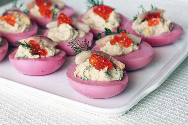 Рецепт 
                Праздничная закуска: Яйца, фаршированные сельдью
            