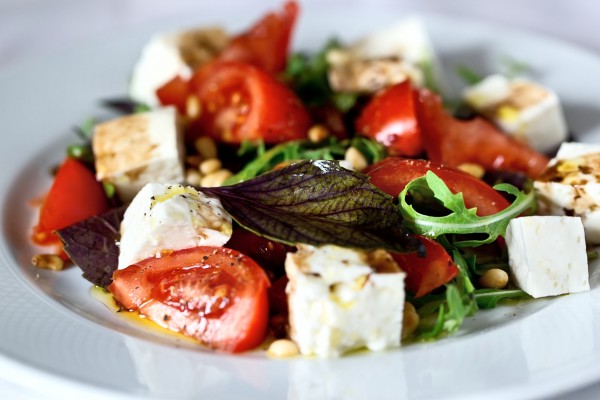 Рецепт 
                Летний салат из помидоров, сыра и зелени
            