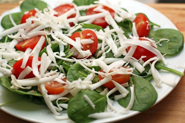 Рецепт 
                Салат из шпината с помидорами черри
            