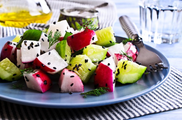Рецепт 
                Весенний салат из редиса с огурцами и фетой
            