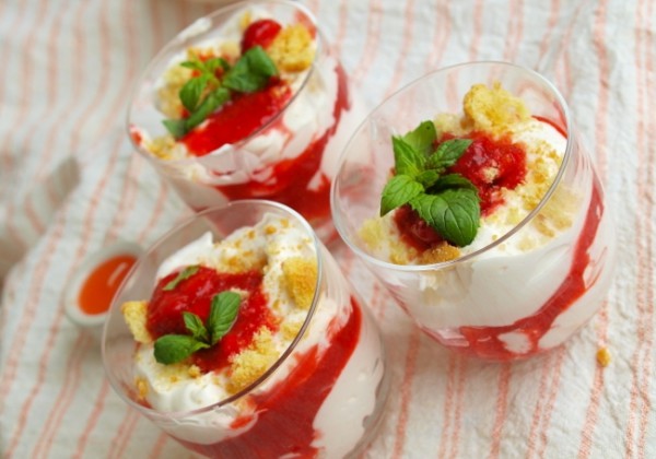 Рецепт 
                Десерт из клубники со сливочно-йогуртовым кремом и бисквитом
            