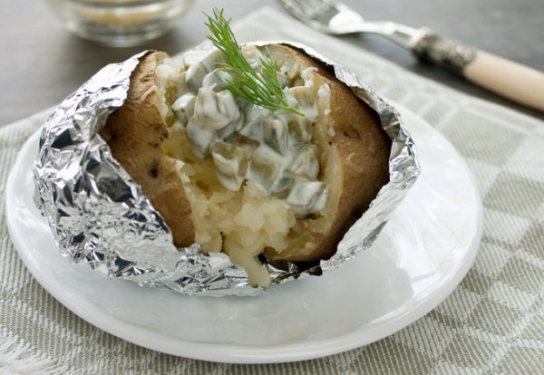Рецепт 
                Запеченный картофель с маринованными огурцами и сметаной
            