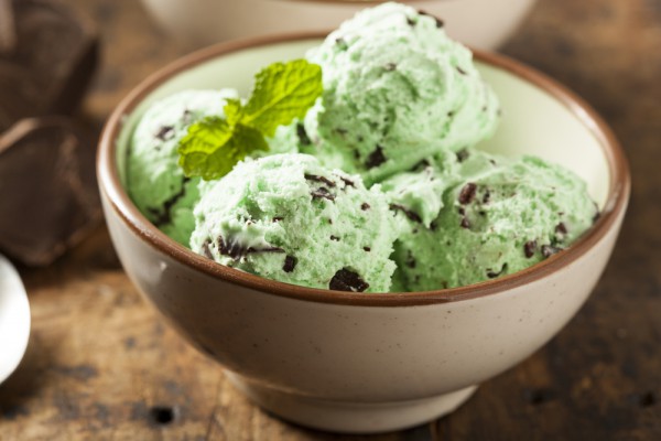 Рецепт 
                Мятное мороженое с шоколадом
            