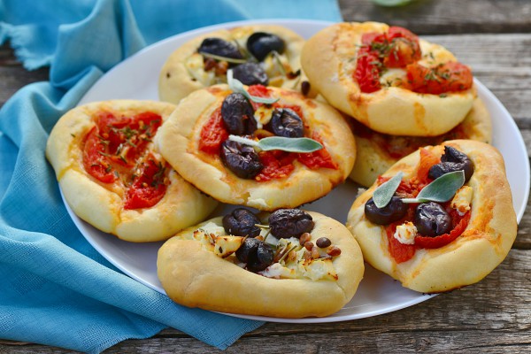 Рецепт 
                Мини-пицца с помидорами, сыром и маслинами
            