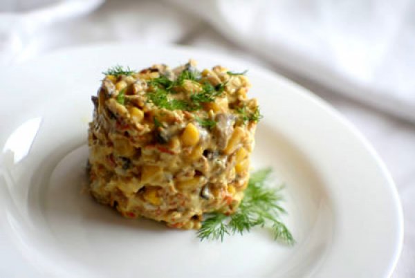 Рецепт 
                Куриный салат с кукурузой и грибами
            