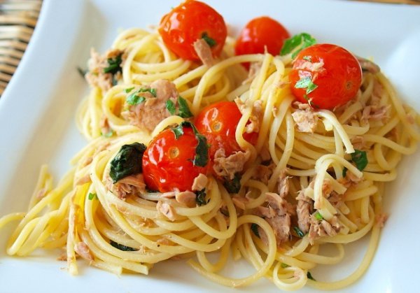 Рецепт 
                Спагетти с тунцом и помидорами черри
            