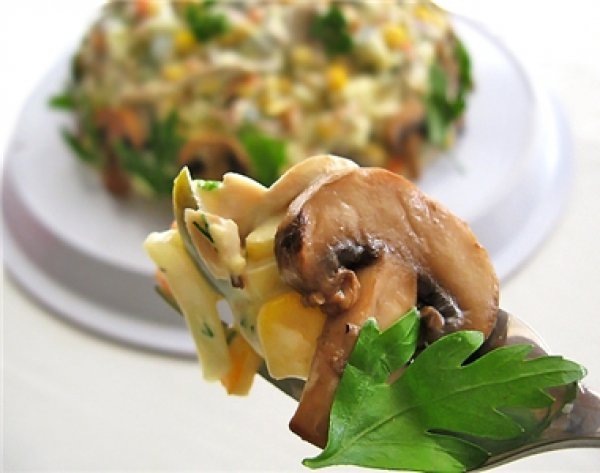 Рецепт 
                Осенний салат с грибами и кукурузой
            