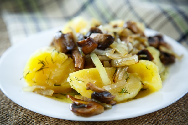 Рецепт 
                Жареный картофель с грибами и луком
            