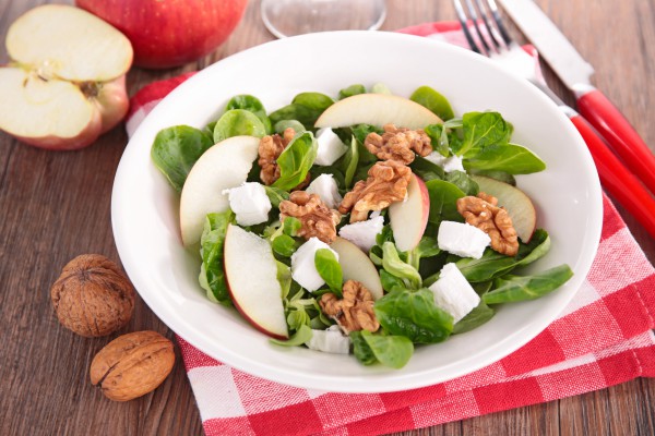 Рецепт 
                Яблочный салат с орехами и фетой
            