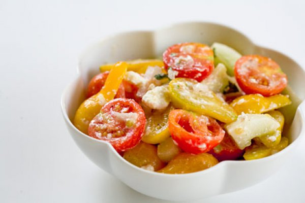 Рецепт 
                Салат из помидоров с огурцами и фетой
            