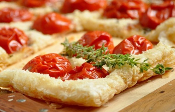 Рецепт 
                Пирог из слоеного теста с помидорами черри
            