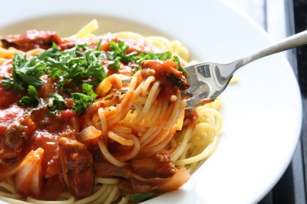 Рецепт 
                Спагетти с курицей в томатном соусе
            