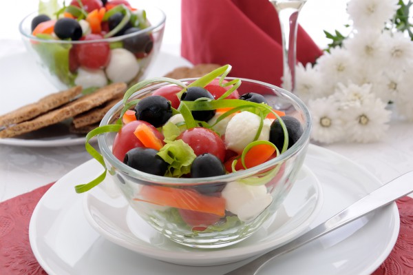 Рецепт 
                Летний салат с моцареллой и маслинами
            