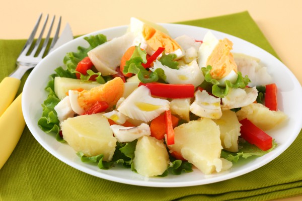 Рецепт 
                Картофельный салат с помидорами и рыбой
            