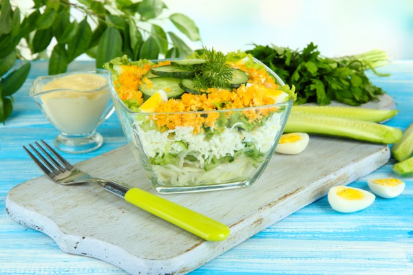 Рецепт Слоеный салат из огурцов, яиц и капусты