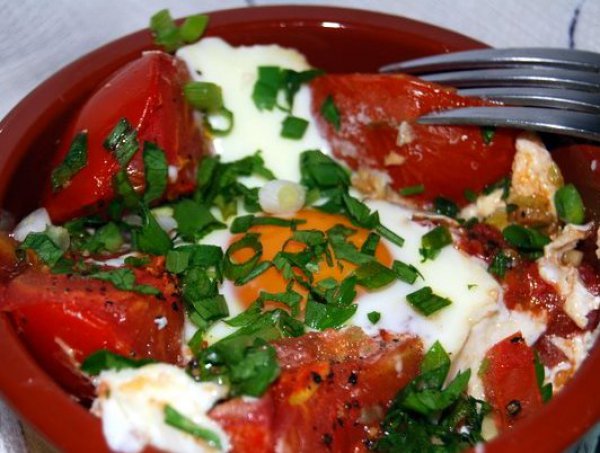 Рецепт 
                Яичница с помидорами в горшочках
            