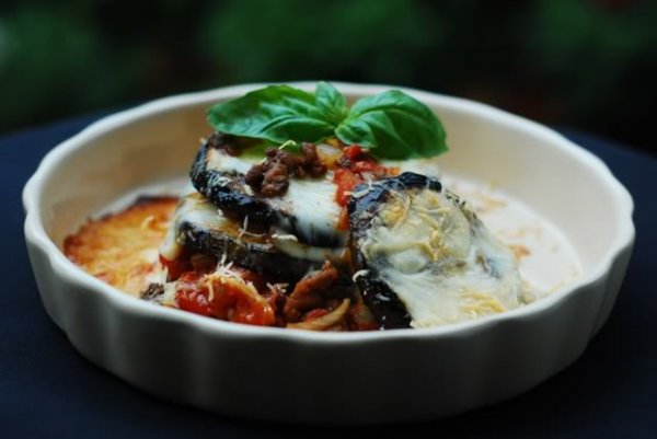 Рецепт 
                Баклажаны, запеченные с фаршем, помидорами и сыром
            