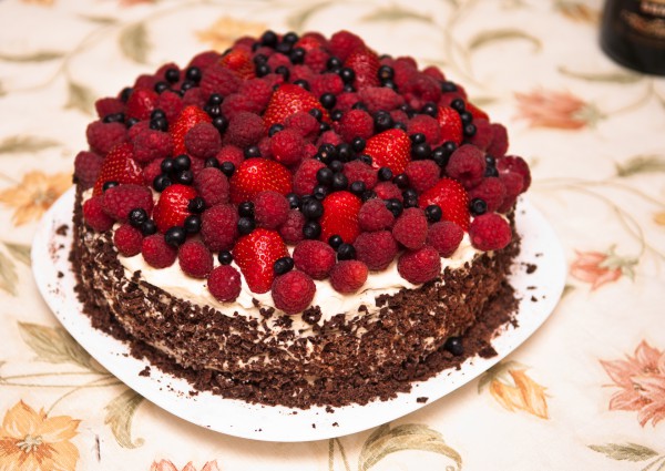 Рецепт 
                Шоколадный торт с ягодами и сметанным кремом
            