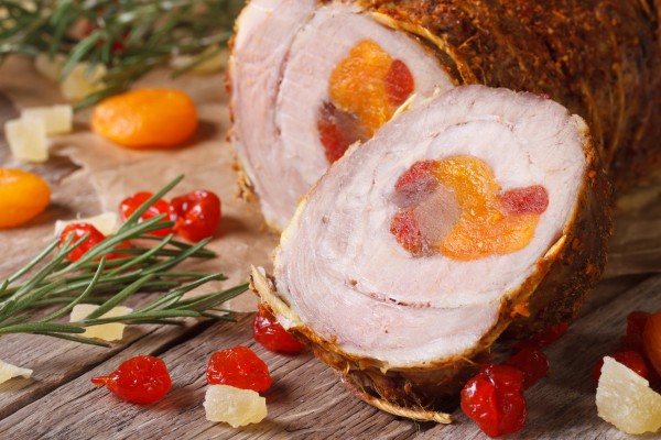 Рецепт 
                Рецепты на Рождество: Рулет из свинины с курагой и вишней
            