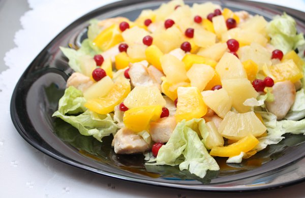 Рецепт 
                Салат из курицы с ананасами и брусникой
            