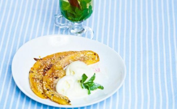 Рецепт 
                Завтрак-десерт: Жареные бананы с мороженым
            