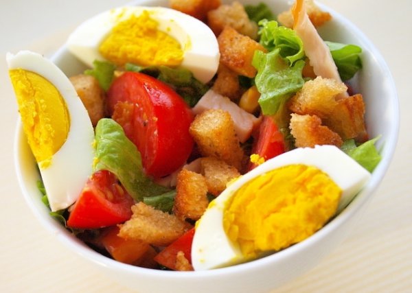 Рецепт 
                Куриный салат с кукурузой и гренками
            
