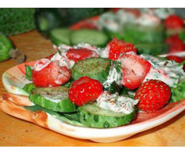 Рецепт 
                Огуречный салат с клубникой
            