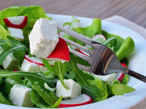 Рецепт 
                Весенний салат из редиса и рукколы
            