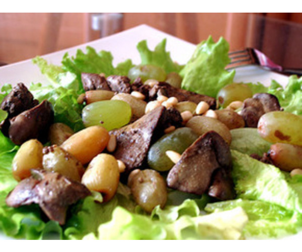 Рецепт Теплый салат с куриной печенью и виноградом