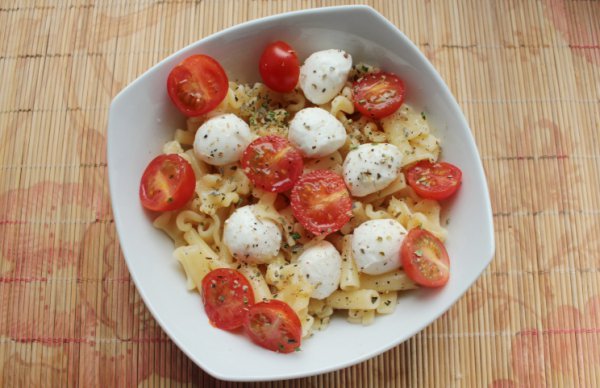 Рецепт 
                Теплый салат из пасты с помидорами и моцареллой
            