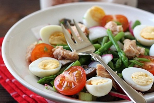 Рецепт 
                Овощной салат с тунцом и перепелиными яйцами
            