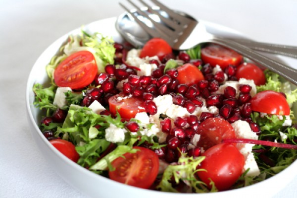 Рецепт 
                Новогодние рецепты: Салат с фетой, помидорами и зернами граната
            