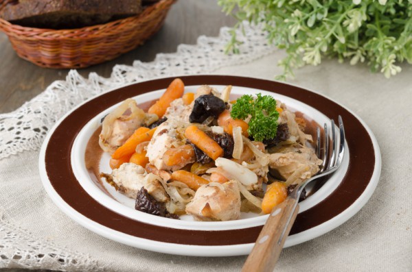 Рецепт 
                Запеченное куриное филе с овощами и черносливом
            