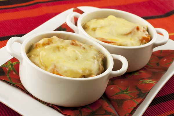 Рецепт 
                Мясо в горшочках с овощами и сыром
            
