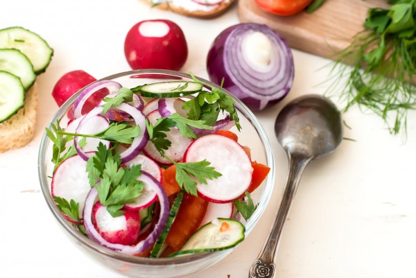 Рецепт 
                Весенний салат из редиса, огурцов и помидоров
            