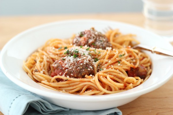 Рецепт 
                Спагетти с мясными тефтелями
            