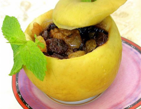 Рецепт 
                Яблоко с курагой, изюмом, вишнями и орехами
            