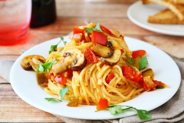 Рецепт 
                Спагетти с томатно-грибным соусом
            