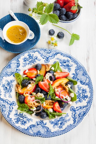 Рецепт 
                Летний салат из шпината с фруктами и ягодами
            