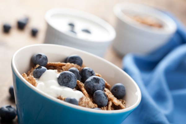 Рецепт 
                Полезный завтрак: Йогурт с фруктами и хлопьями
            
