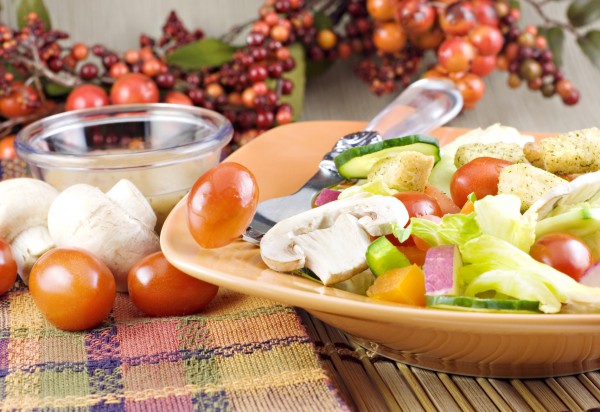 Рецепт 
                Салат из овощей с шампиньонами и гренками
            