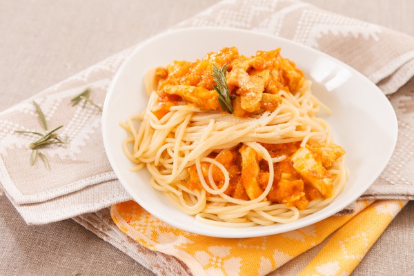Рецепт 
                Спагетти с курицей и томатным соусом
            